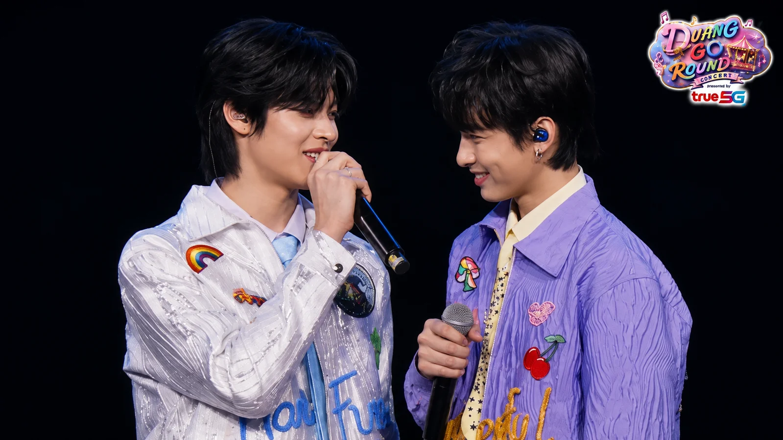 Thee and Wave stand together onstage during Duang Go Round Concert Day 2, where they publicly acknowledged their TheeWave pairing.